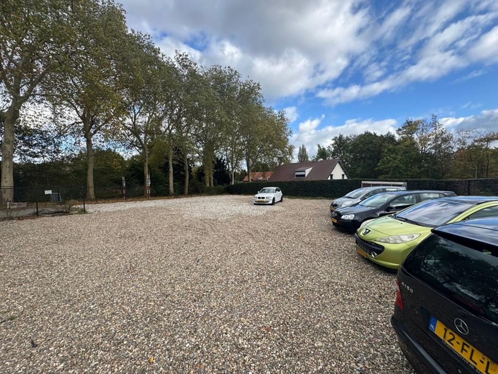 TE HUUR LEUK KANTOOR EN 500m2 AFGESLOTEN BUITENTERREIN, Auto diversen, Autostallingen en Garages