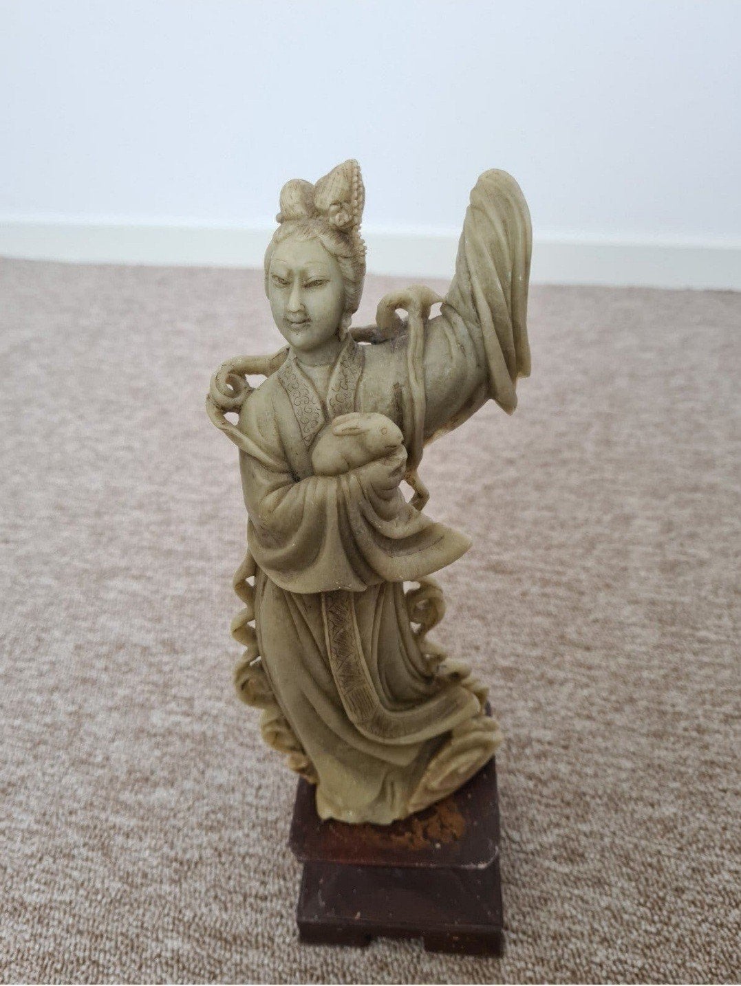 Chinees beeldje van vrouw met konijn, Ophalen, Minder dan 20 cm, Beeld, Beige