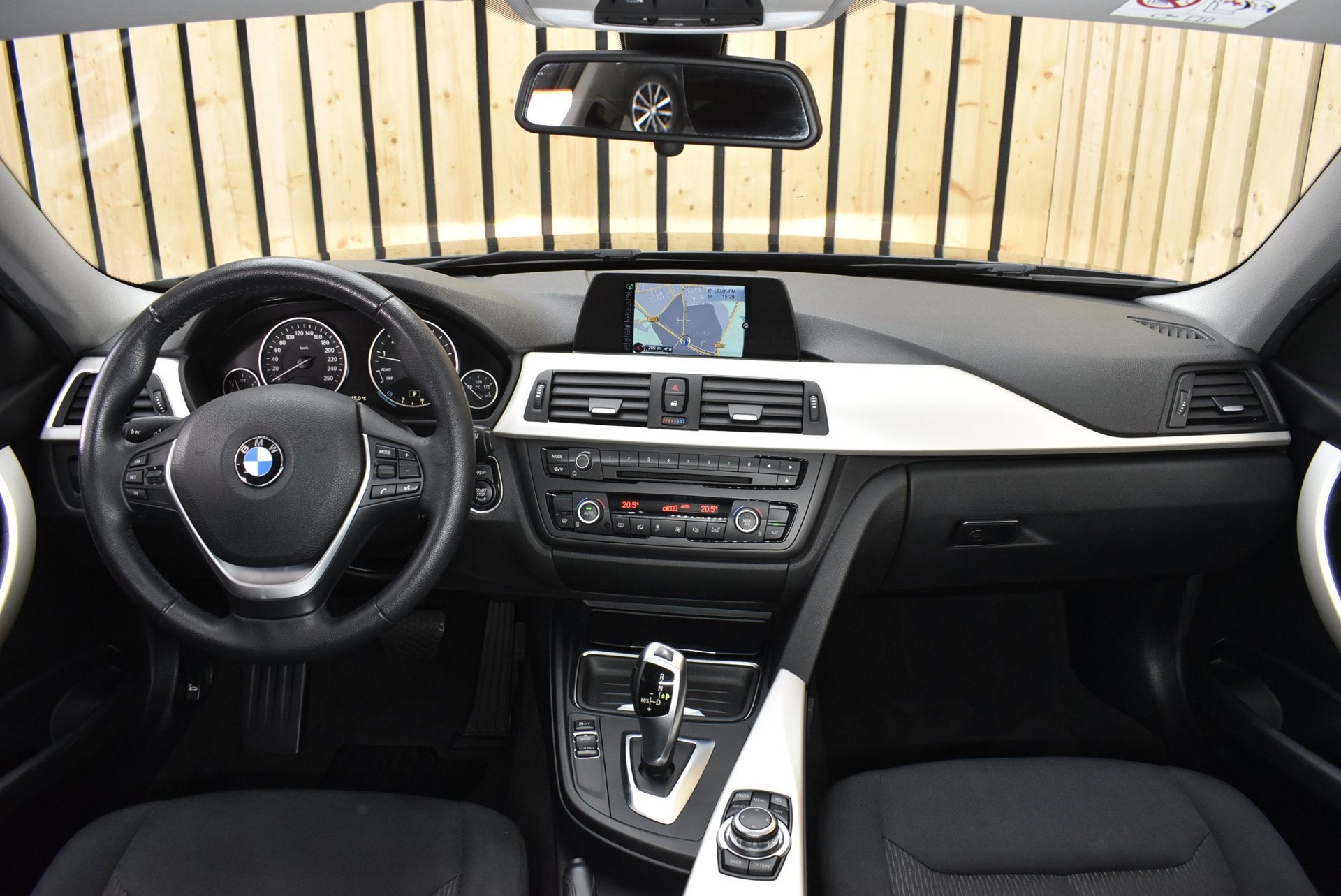 BMW 3-serie 316i Executive Trekhaak Automaat NL-auto Climate, Auto's, Automaat, Gebruikt, Euro 6, 4 cilinders