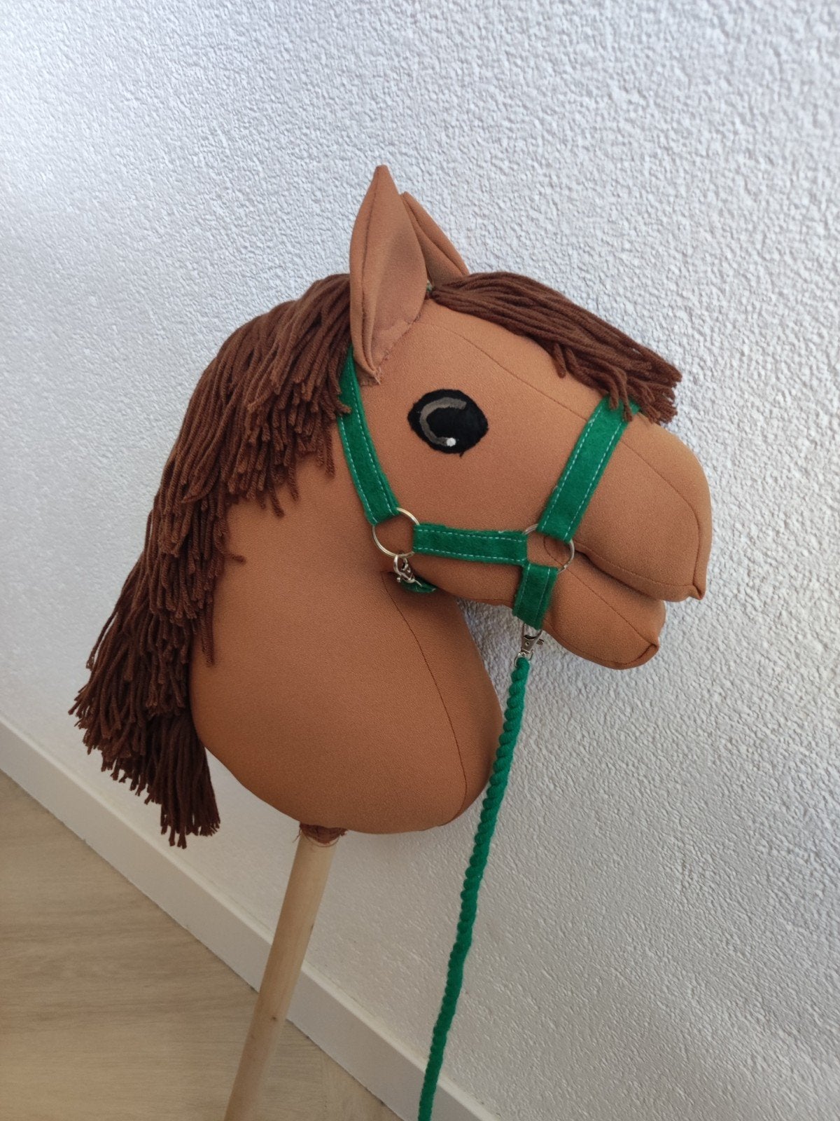 Hobbyhorse / Stokpaardje - Bruin met groen halster, Ophalen of Verzenden, Nieuw, Jongen of Meisje
