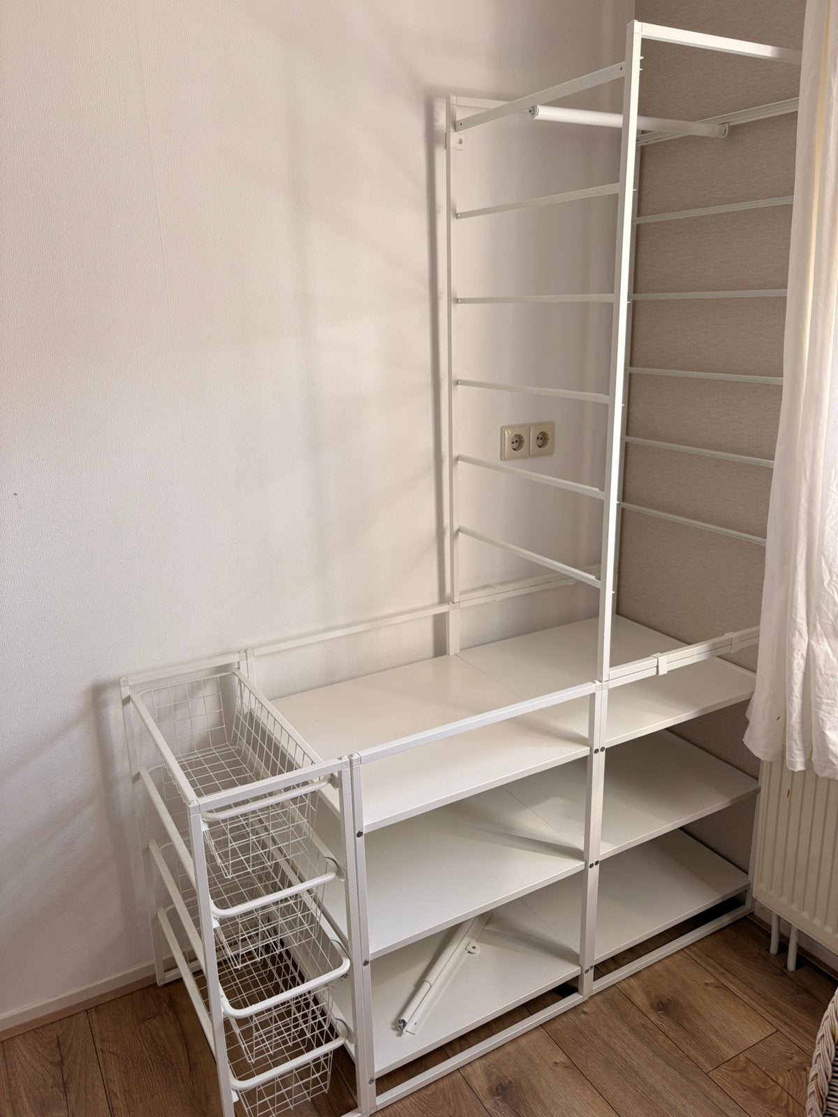 Stellingkast wit ikea tegen elk aannemelijk bod, Ophalen, Zo goed als nieuw
