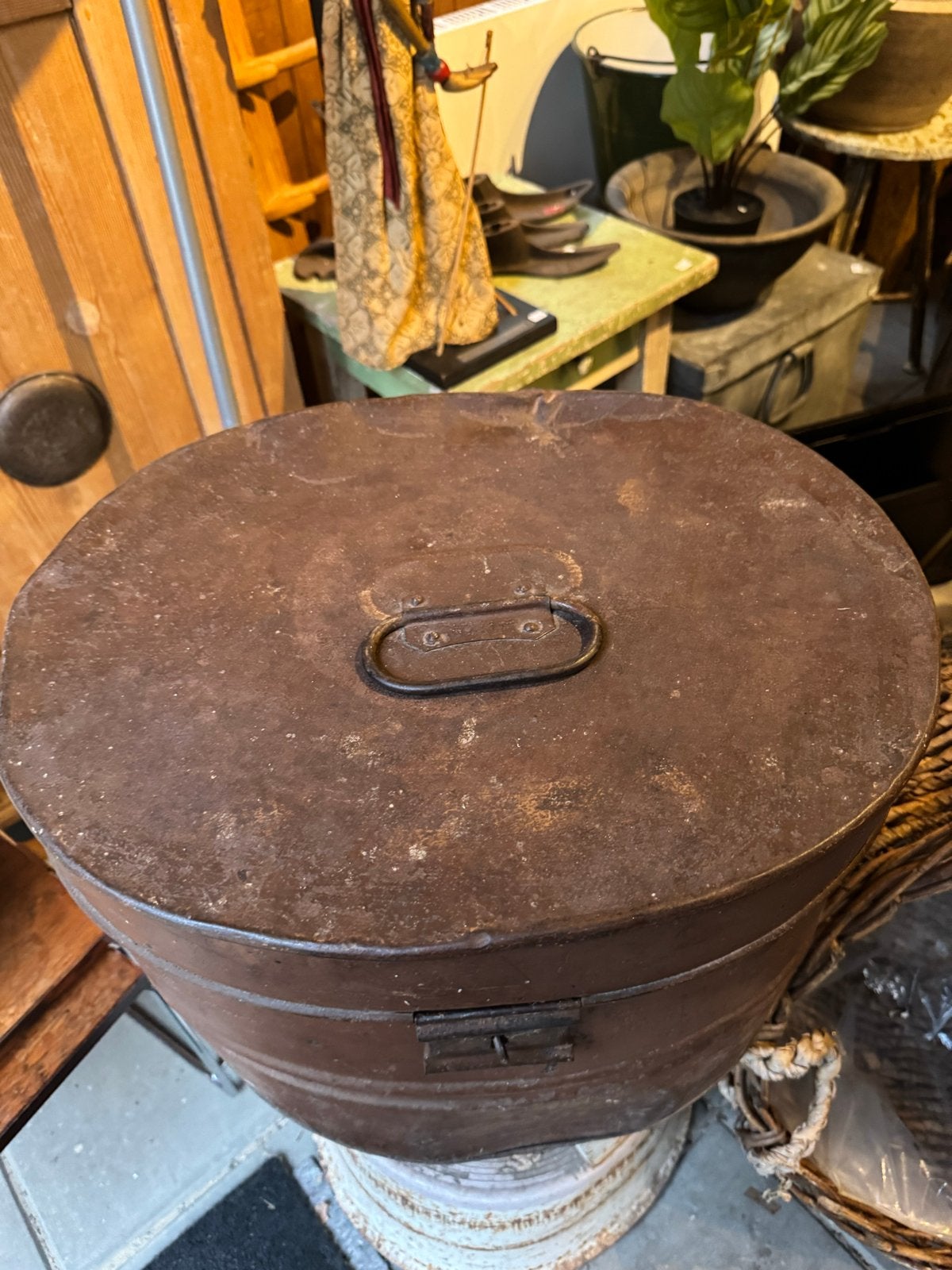 Groot oud blik met handvat en sluiting, Ophalen of Verzenden