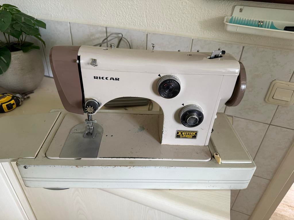 Decoratieve en functionele Riccar naaimachine, Hobby en Vrije tijd, Naaimachines en Toebehoren, Ophalen, Gebruikt, Naaimachine