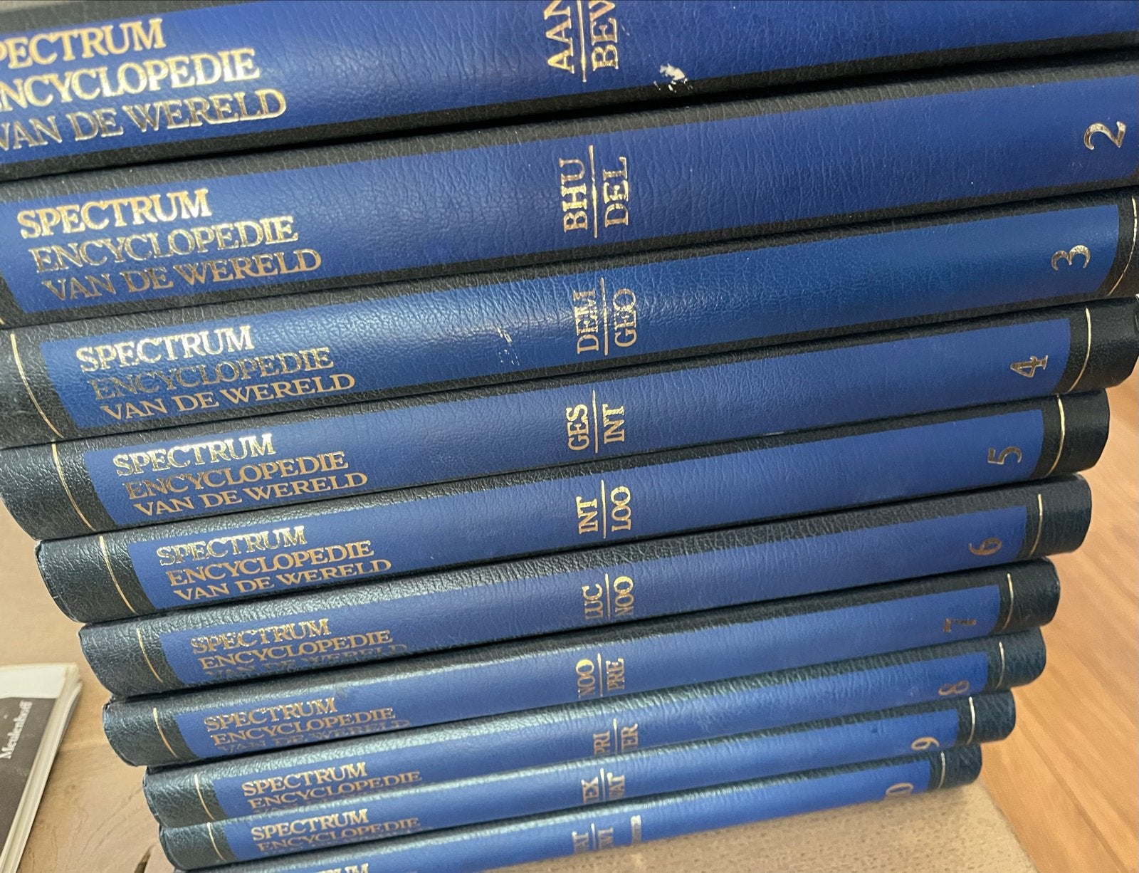 Spectrum Encyclopedie van de Wereld - 10 delen hardcover, Boeken, Encyclopedieën, Ophalen, Zo goed als nieuw, Algemeen, Complete serie