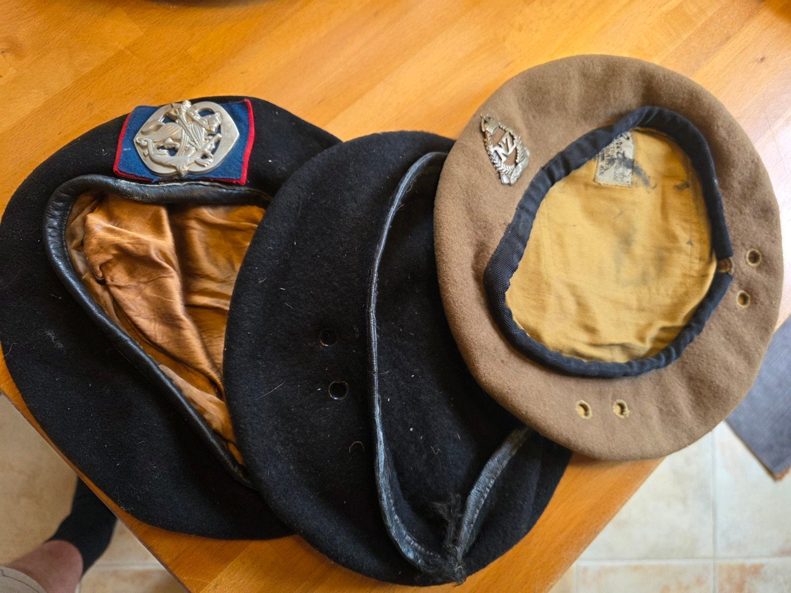 Baretten. Lotje van drie., Ophalen of Verzenden, Engeland, Embleem of Badge