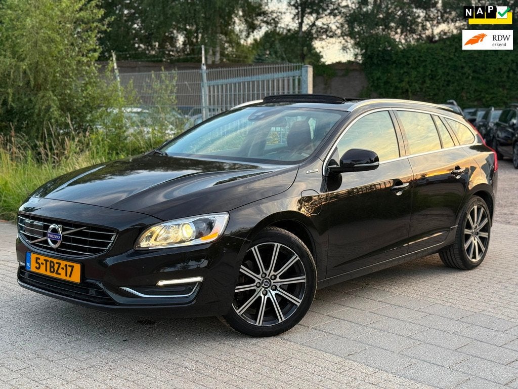 Volvo V60 2.4 D6 AWD Plug-In Hybrid Summum Automaat ACC Pano, Auto's, Volvo, Automaat, Zwart, Vierwielaandrijving, 11 kWh