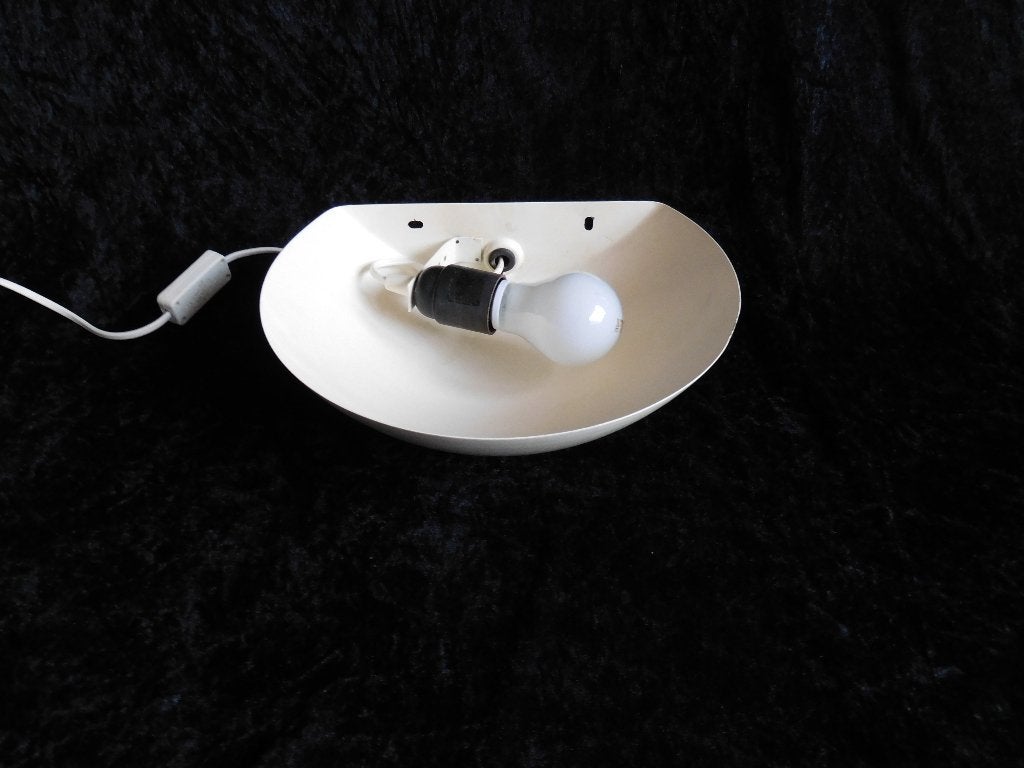 Vintage wandlamp in wit metaal, halve maan, half rond, schel, Gebruikt, Metaal, E27 (groot), Ophalen of Verzenden