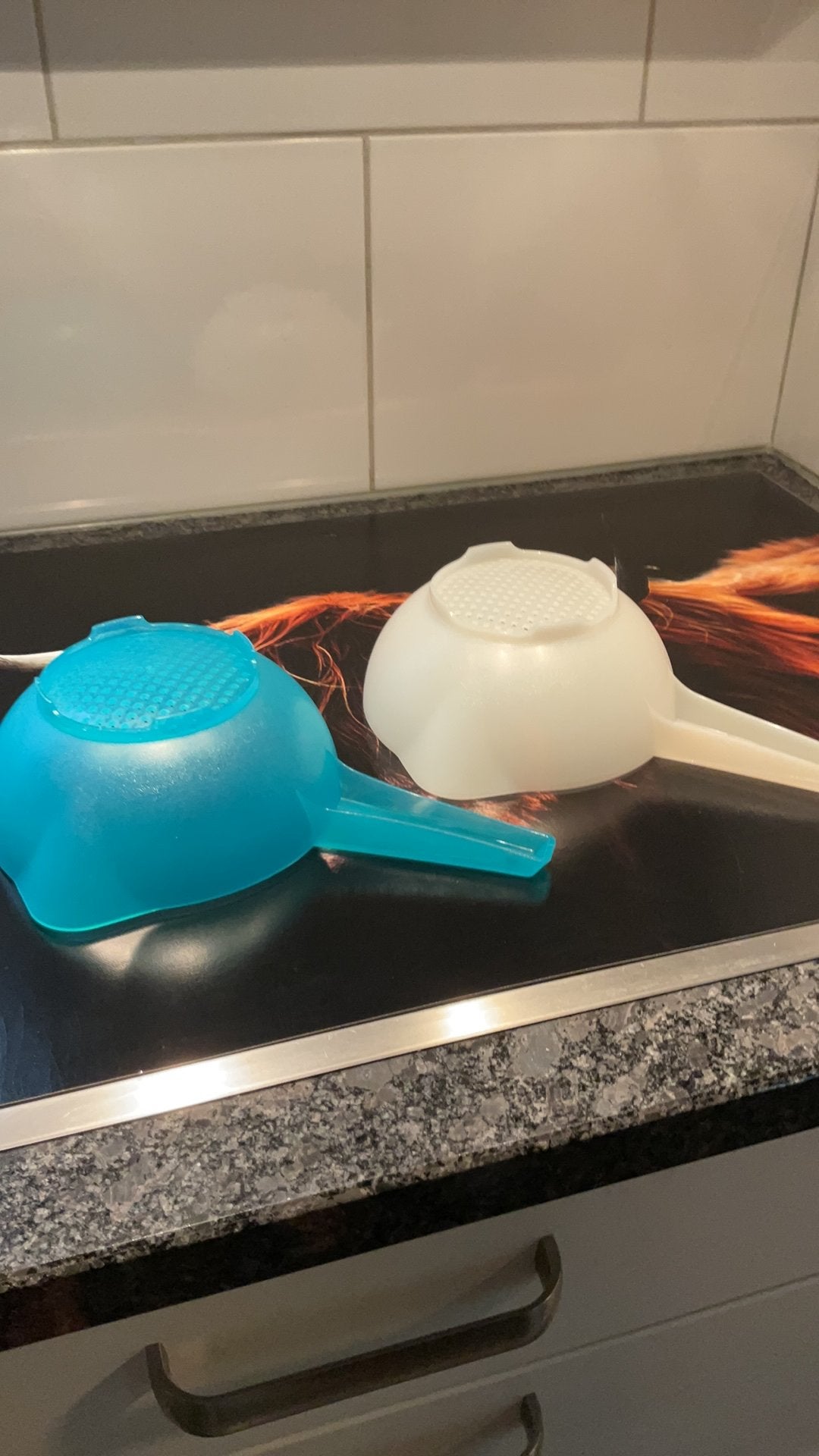 Tupperware hand vergieten blauw en wit, Zo goed als nieuw
