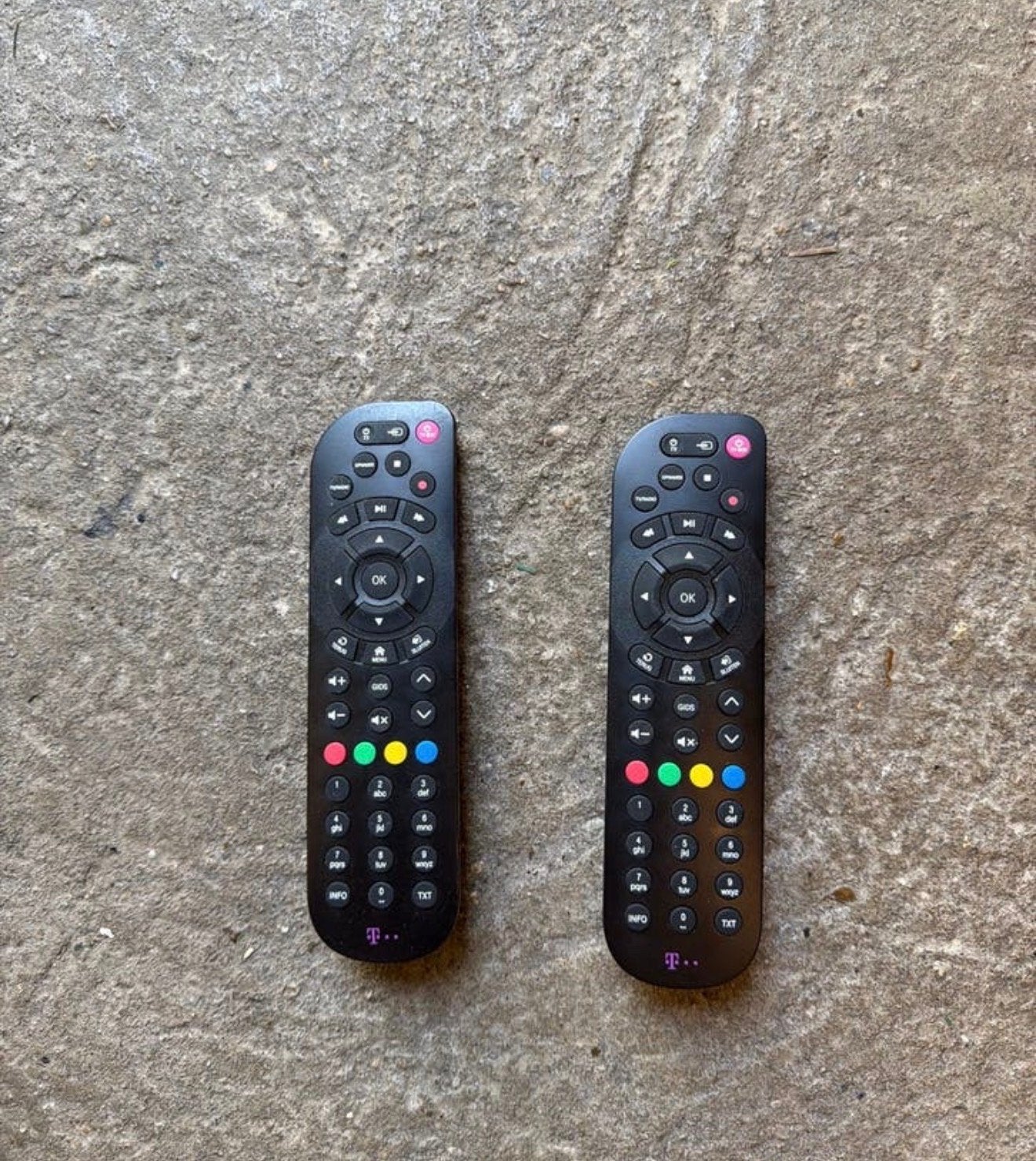 T-Mobile TV Afstandsbediening (2 stuks), Ophalen, Gebruikt, Origineel, Tv