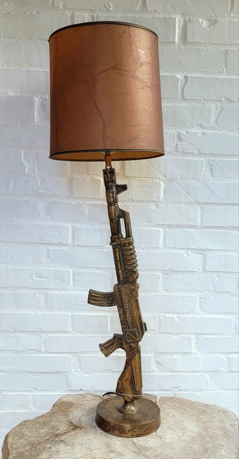Opvallende AK-47 Tafellamp - Brons met een lederen Kap, Ophalen, Zo goed als nieuw, Metaal, Bruin