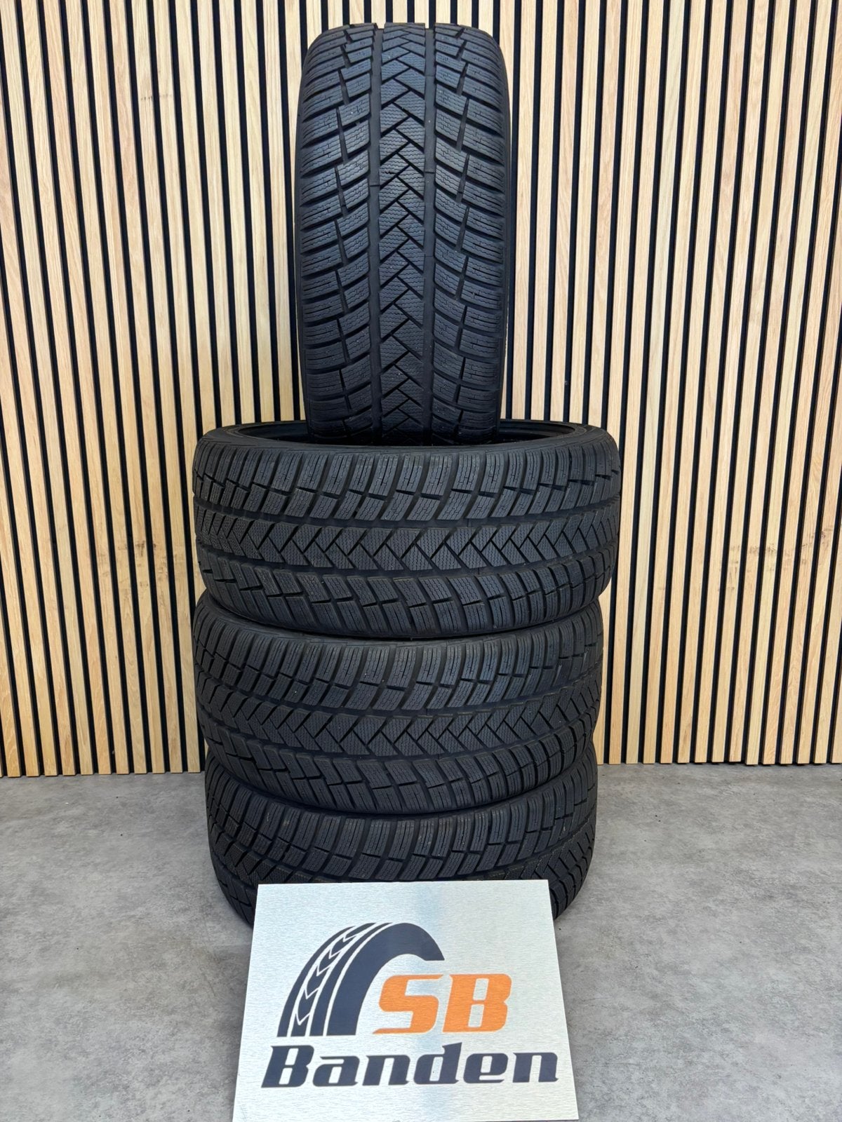 Vredestein WintracPro+ 255/40 20 Winterbanden 8mm 2025 ZGAN, Auto-onderdelen, Banden en Velgen, Gebruikt, 255 mm, Vredestein, Band(en)