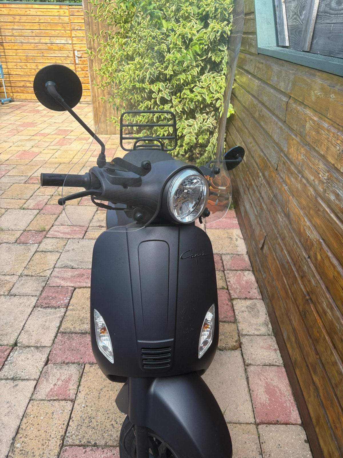 Zwarte Capri scooter met windscherm en bagagerek, Ophalen of Verzenden, Gebruikt, Benzine, Overige merken