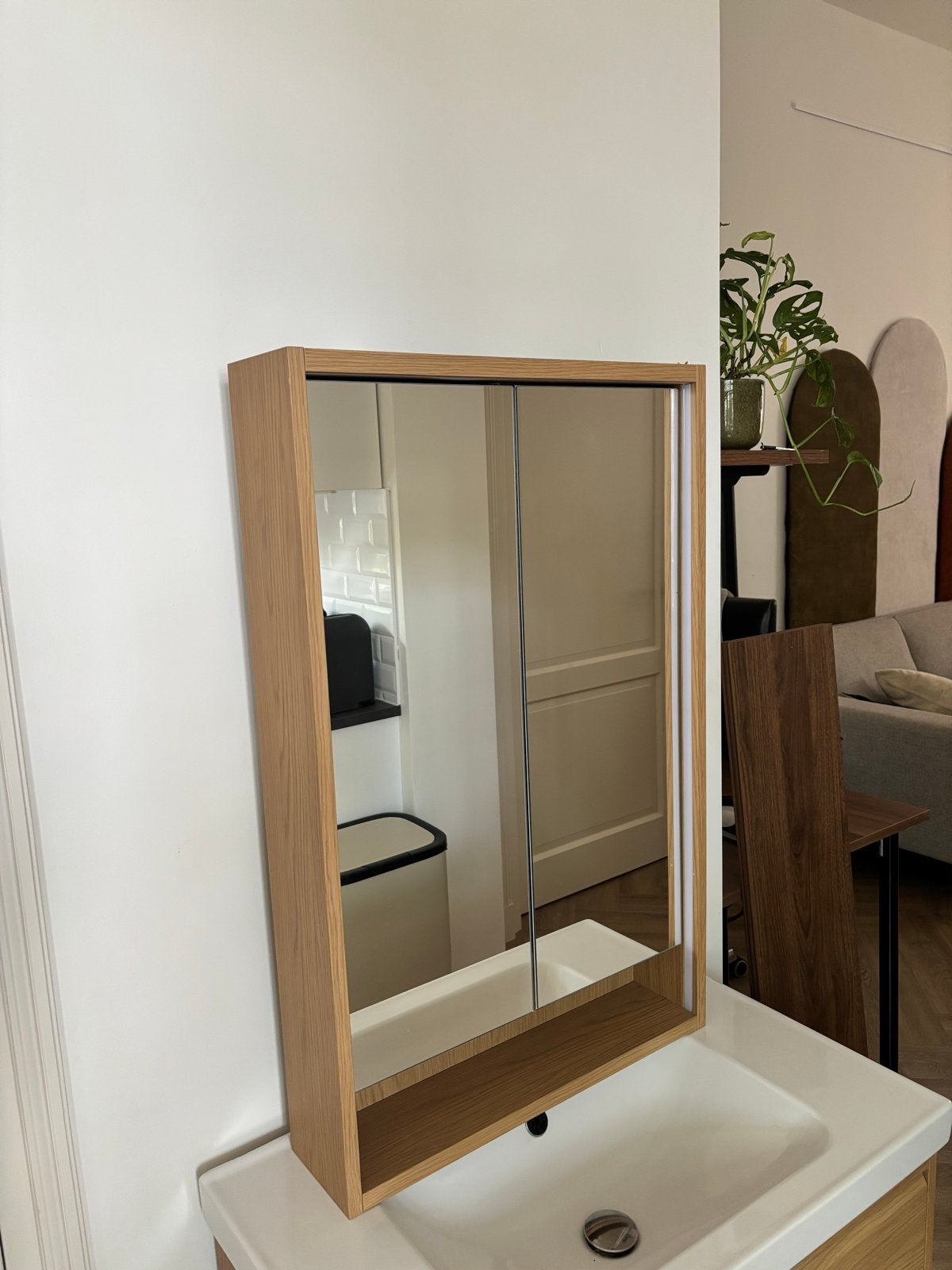 Spiegelkast met verlichting en opbergruimte Faxalven Ikea, Huis en Inrichting, Badkamer | Badkamermeubels, Ophalen, Spiegelkast