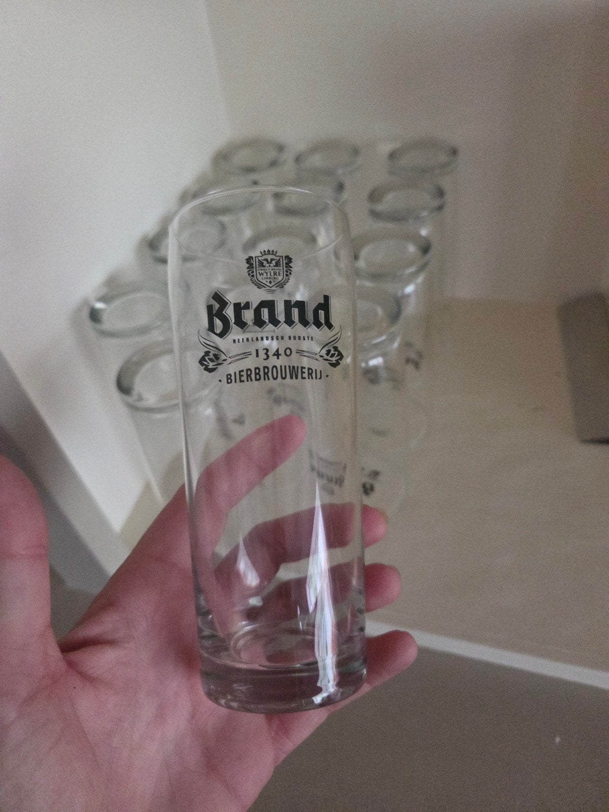 Grote partij (132) Brand bierglazen – Guus Biconisch 22 cl, Ophalen, Zo goed als nieuw, Bierglas