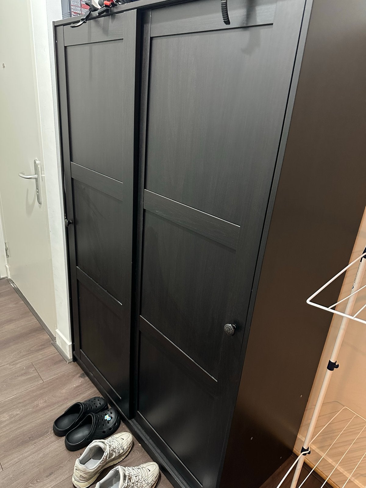 IKEA Rakkestad Schuifdeurkast Zwart - 130x117x49 cm, Ophalen, Gebruikt, 100 tot 150 cm, 25 tot 50 cm