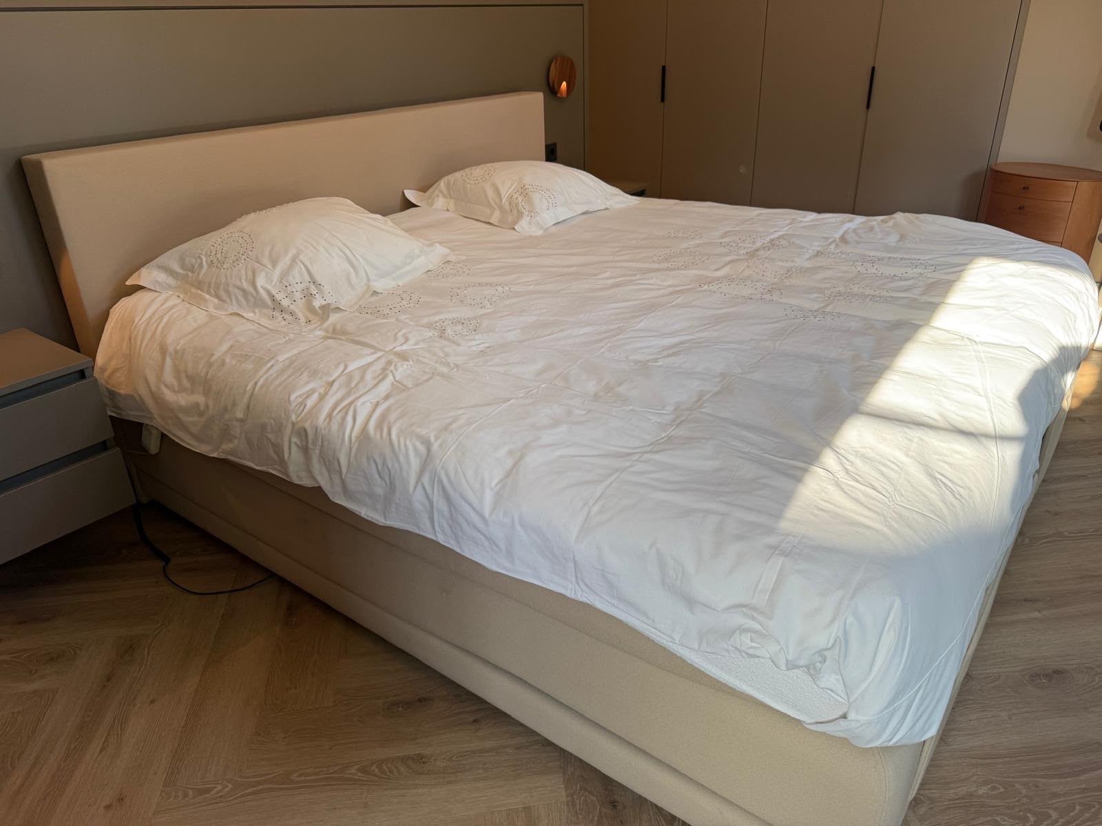Verstelbaar Tweepersoons boxspring bed 200x200 cm, Ophalen, Beige, Tweepersoons, Overige maten