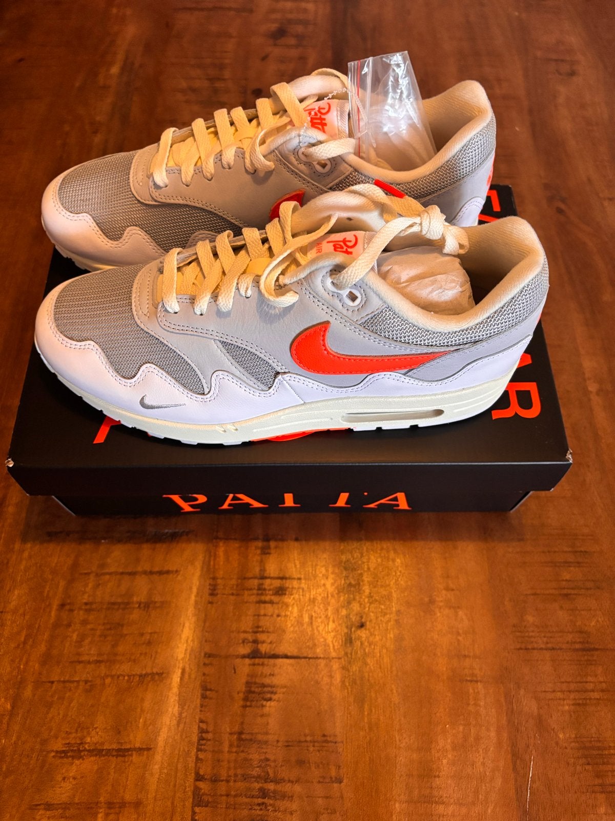 Nike Air Max 1 Patta Wave 9,5/43 White/Hyper Crimson, Kleding | Heren, Schoenen, Ophalen of Verzenden, Nieuw, Wit, Sneakers of Gympen