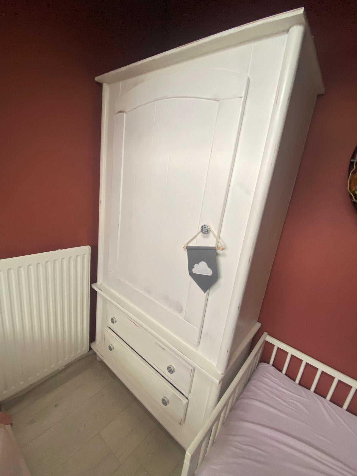 Witte kledingkast en commode, Ophalen, Gebruikt, 100 tot 150 cm, Met lade(s)