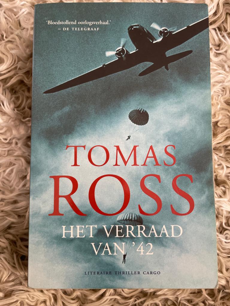 Tomas Ross - Het Verraad van '42 (Literaire Thriller), Ophalen of Verzenden, Zo goed als nieuw, Nederland