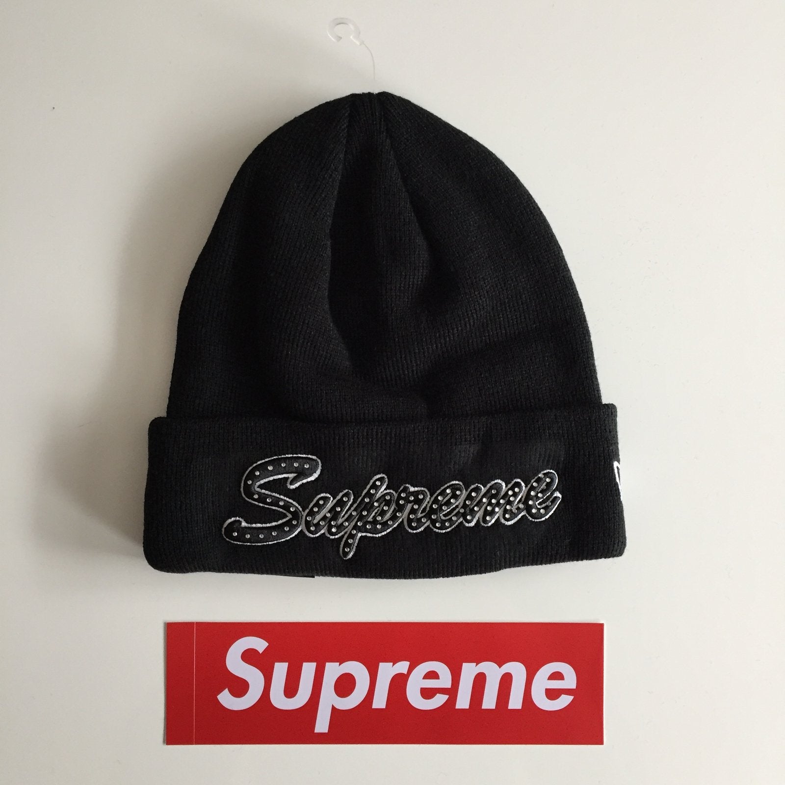 Zwarte Supreme New Era script beanie uit FW18 hat mutsje, Ophalen of Verzenden, Nieuw, Overige maten, Muts