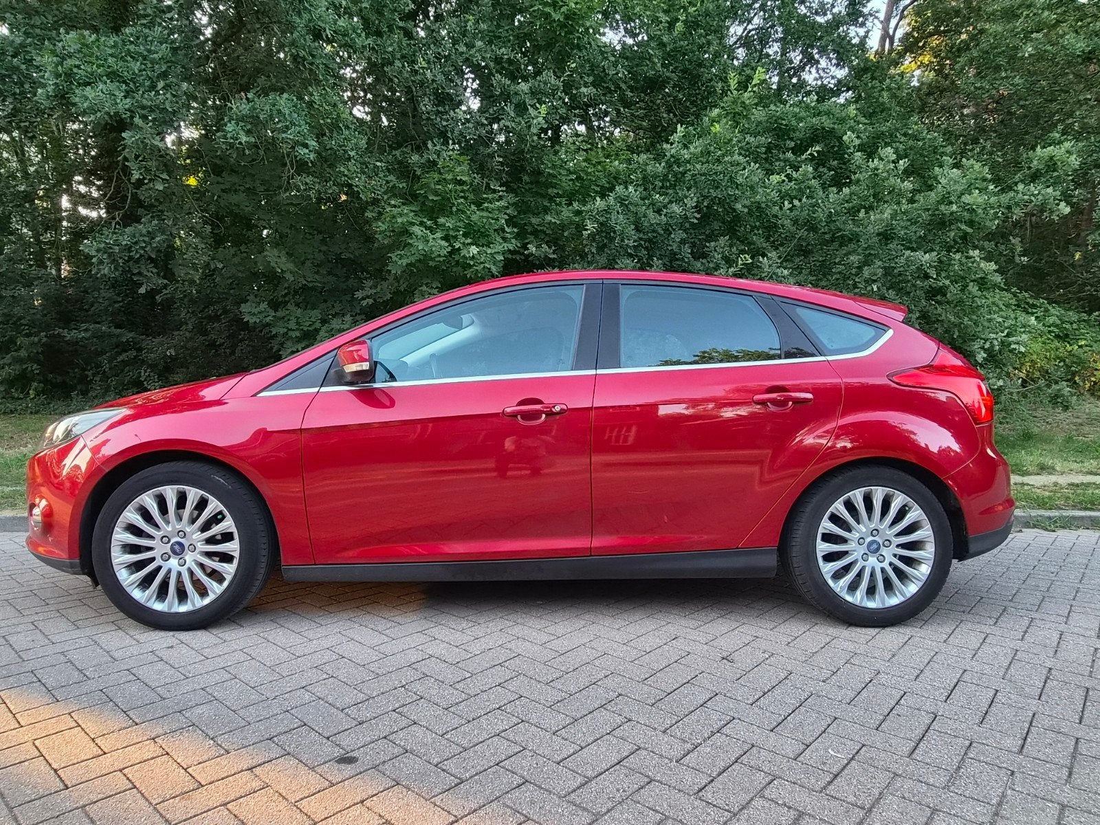Ford Focus 1.6 Ti-vct 92KW 5-D 2012 Rood, Auto's, 1596 cc, 125 pk, Zwart, 4 cilinders