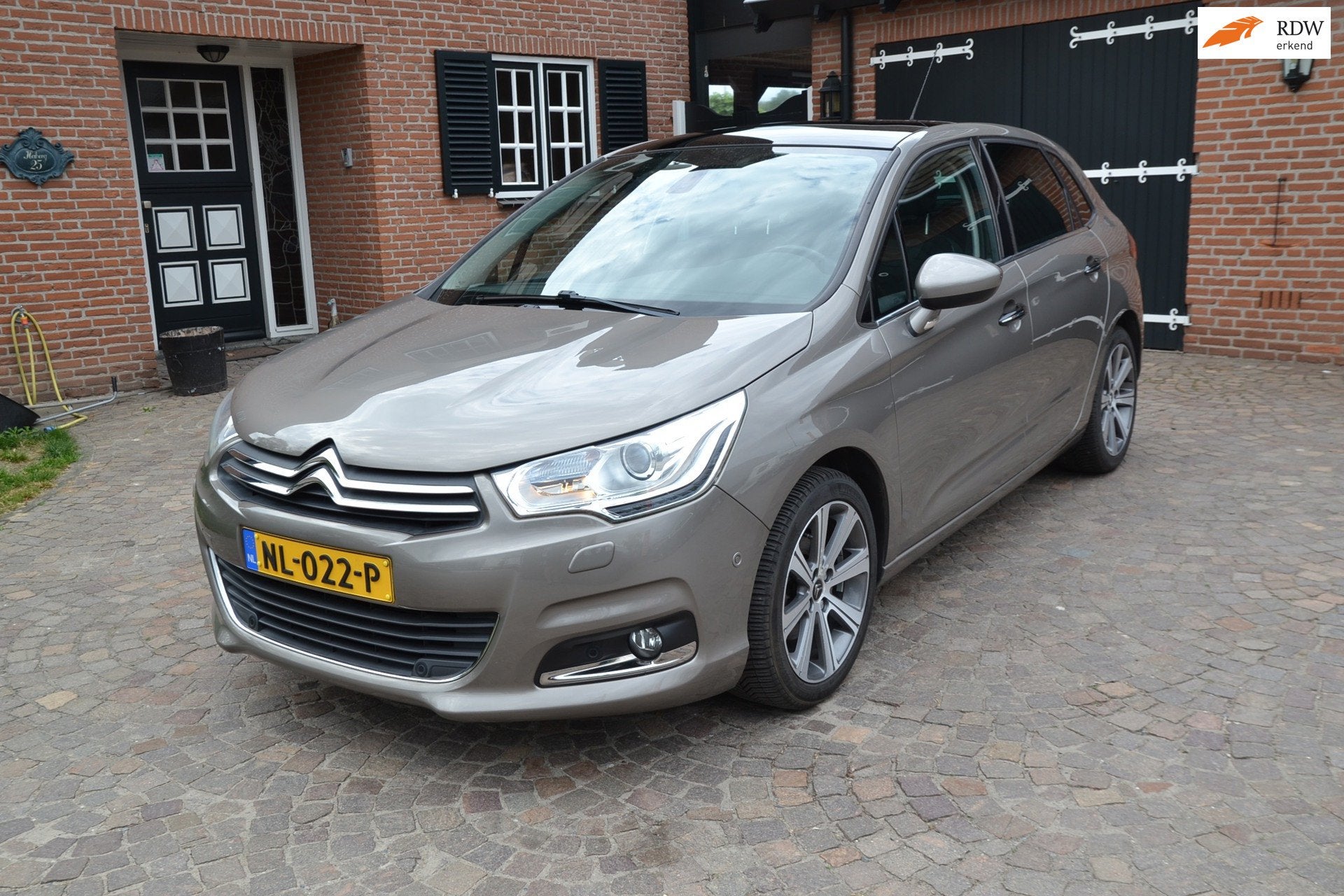 Citroen C4 1.2 PureTech Shine - 1e eigenaar - Airco - Naviga, Automatische klimaatregeling, 1199 cc, Leder en Stof, Origineel Nederlands
