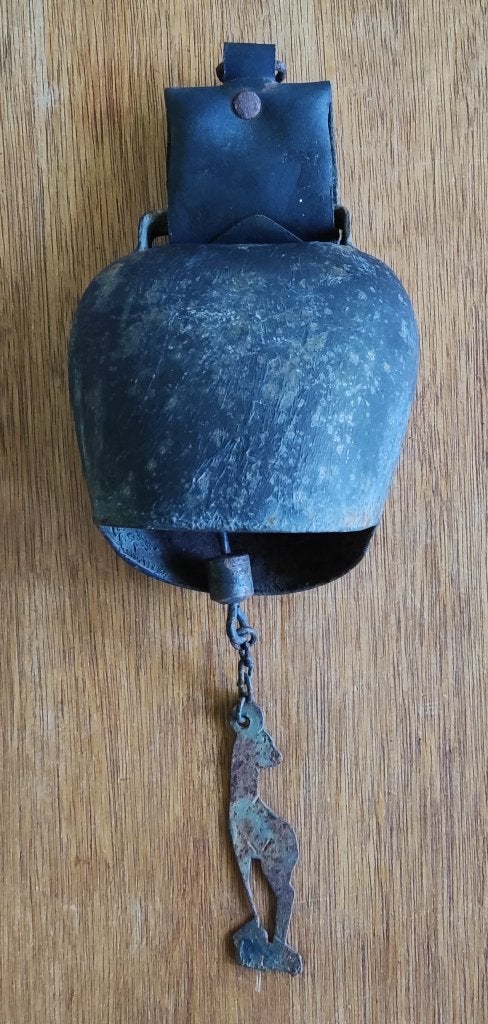 Koebel aan een leren riem met een hangertje, Ophalen of Verzenden