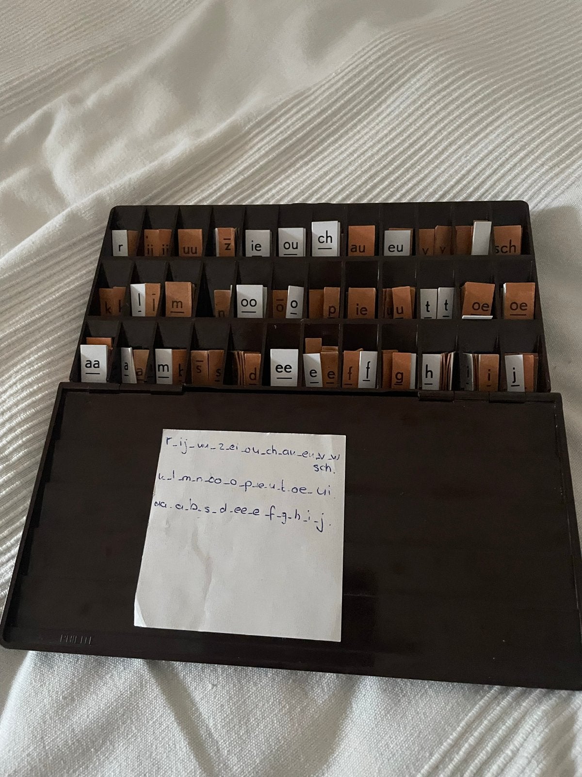 Vintage letterdoosje met losse letters, Ophalen of Verzenden, Gebruikt