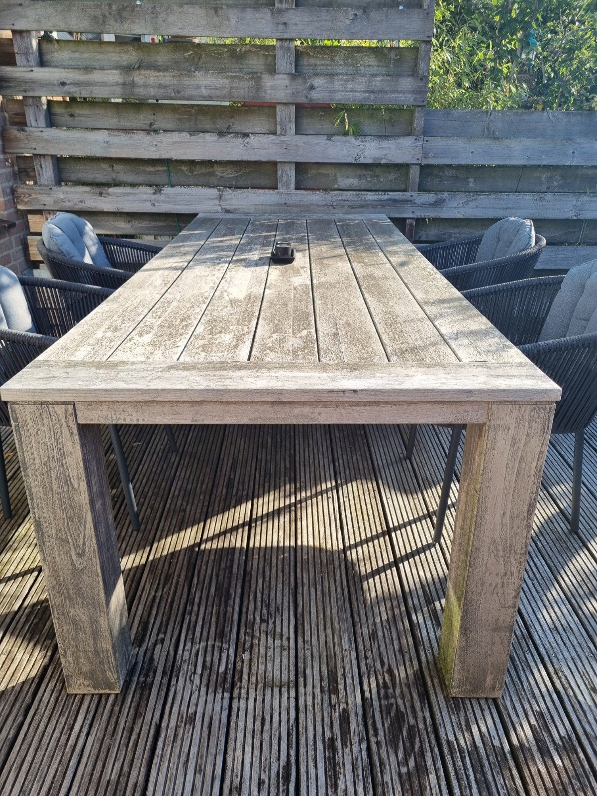 Foto 3 van Rough X houten tuintafel met 4 stoelen en kussens