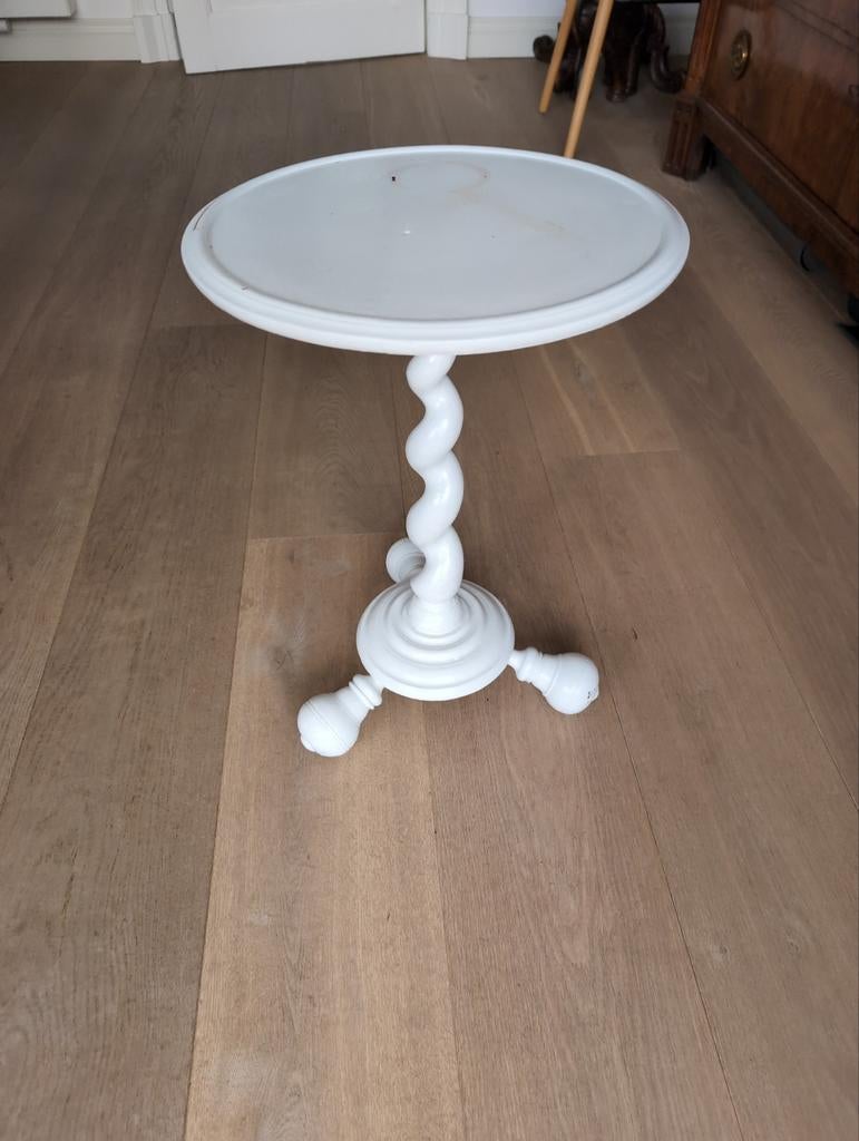 Sierlijke witte bijzet tafel met gedraaide poot, 45 tot 60 cm, Minder dan 55 cm, Gebruikt, Rond
