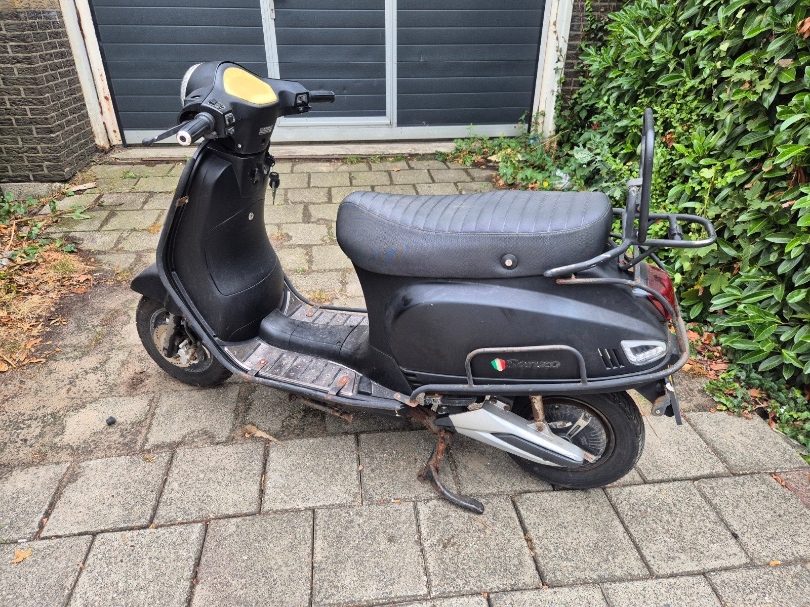 SENZO E-RIVA scooter 45km/u geel kenteken - Defect, Fietsen en Brommers, Ophalen, SENZO E-RIVA, Gebruikt, SENZO