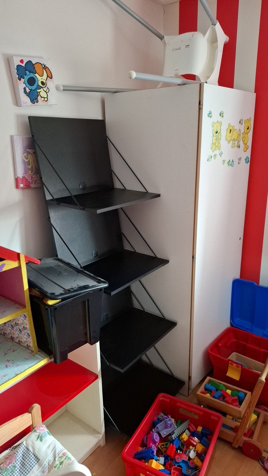 Zwarte nette kast met brede planken, Huis en Inrichting, Ophalen, Met plank(en), Minder dan 50 cm, Gebruikt