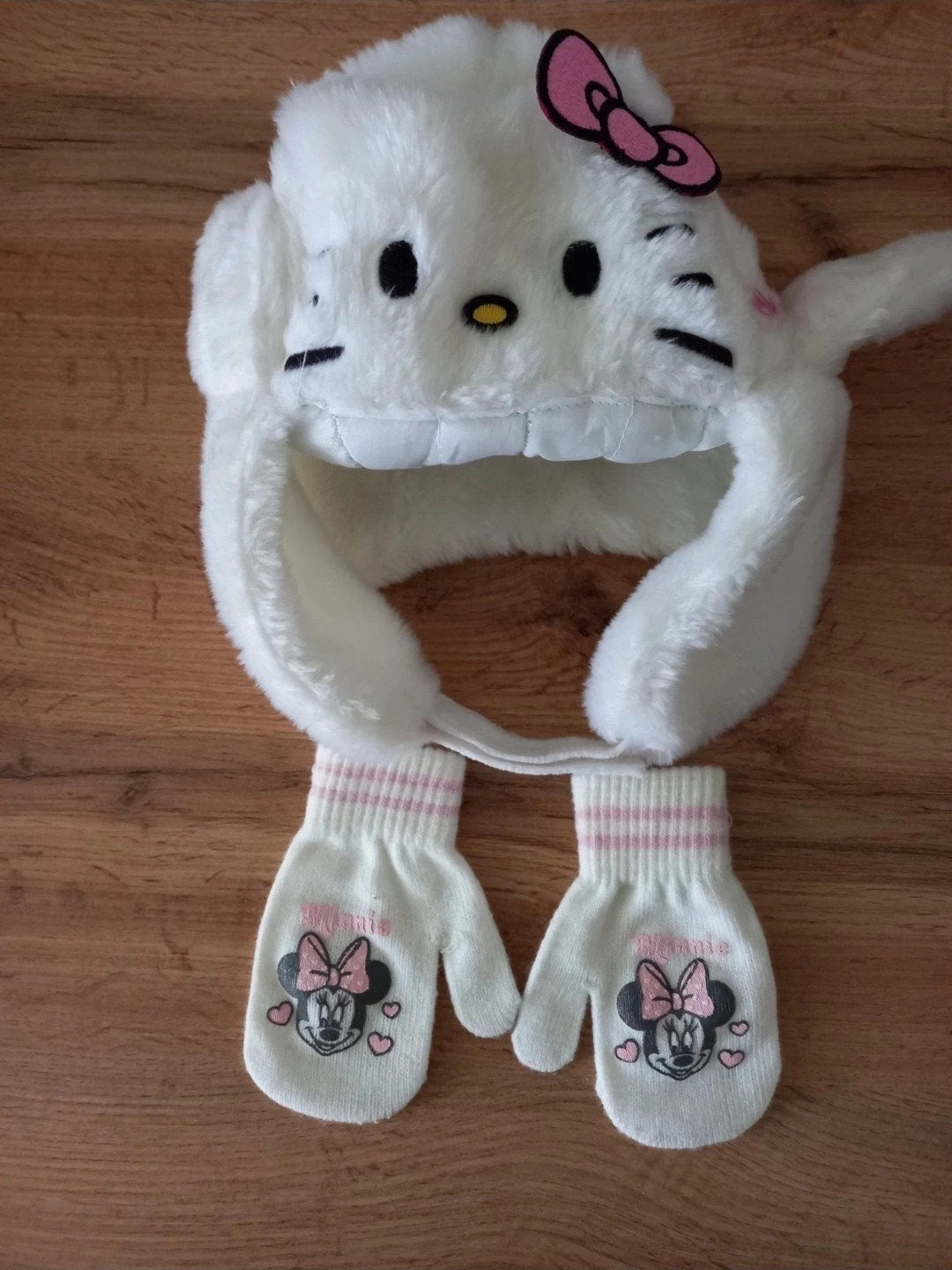 Hello Kitty muts en Minnie Mouse wanten set, Sanrio, Ophalen of Verzenden, Zo goed als nieuw, Maat 80
