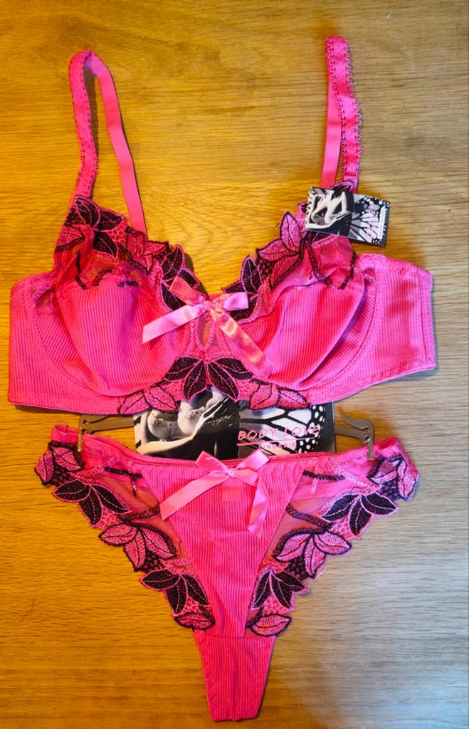 Nieuwe roze lingerie set maat 44/100D, Ophalen of Verzenden, Roze, Setje
