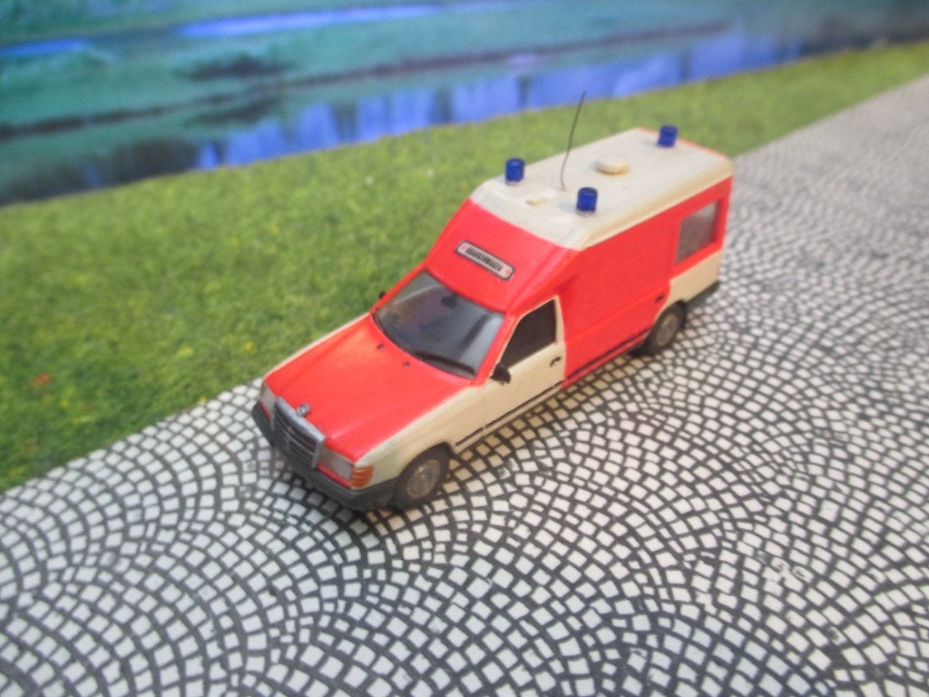 1985-'89 Mercedes Benz Miesen 124L Bonna Ambulance omgebouwd, Hobby en Vrije tijd, Modelauto's | 1:87, Ophalen of Verzenden, Gebruikt