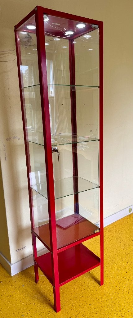 Glazen vitrinekast met rood metalen delen en verlichting, Huis en Inrichting, Ophalen, Minder dan 50 cm, Met deur(en), Zo goed als nieuw