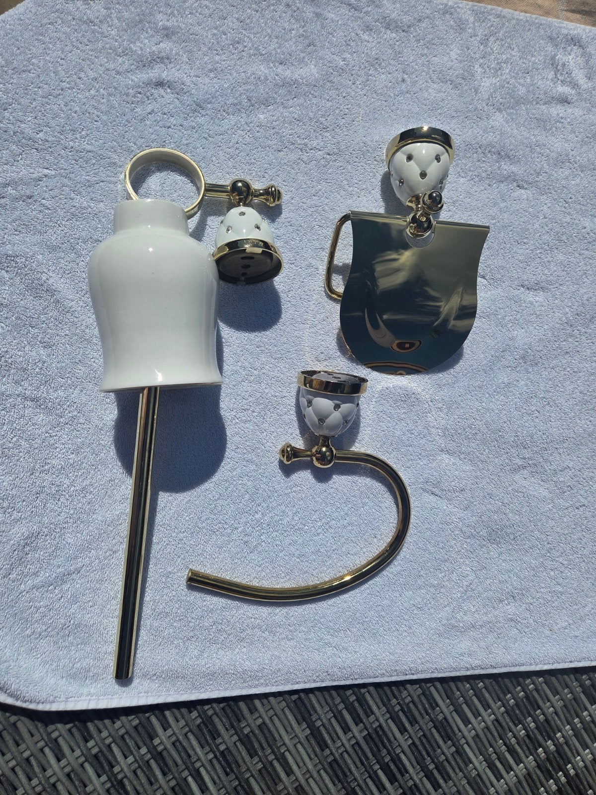 Gouden Badkamer/WC Accessoires Set: Rolhouder, Handdoekring,, Ophalen, Zo goed als nieuw, Goud, Toilet-accessoire