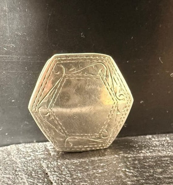 Antiek Zilveren Pillendoosje - Hexagonaal met Gravure, Antiek en Kunst, Verzenden, Zilver