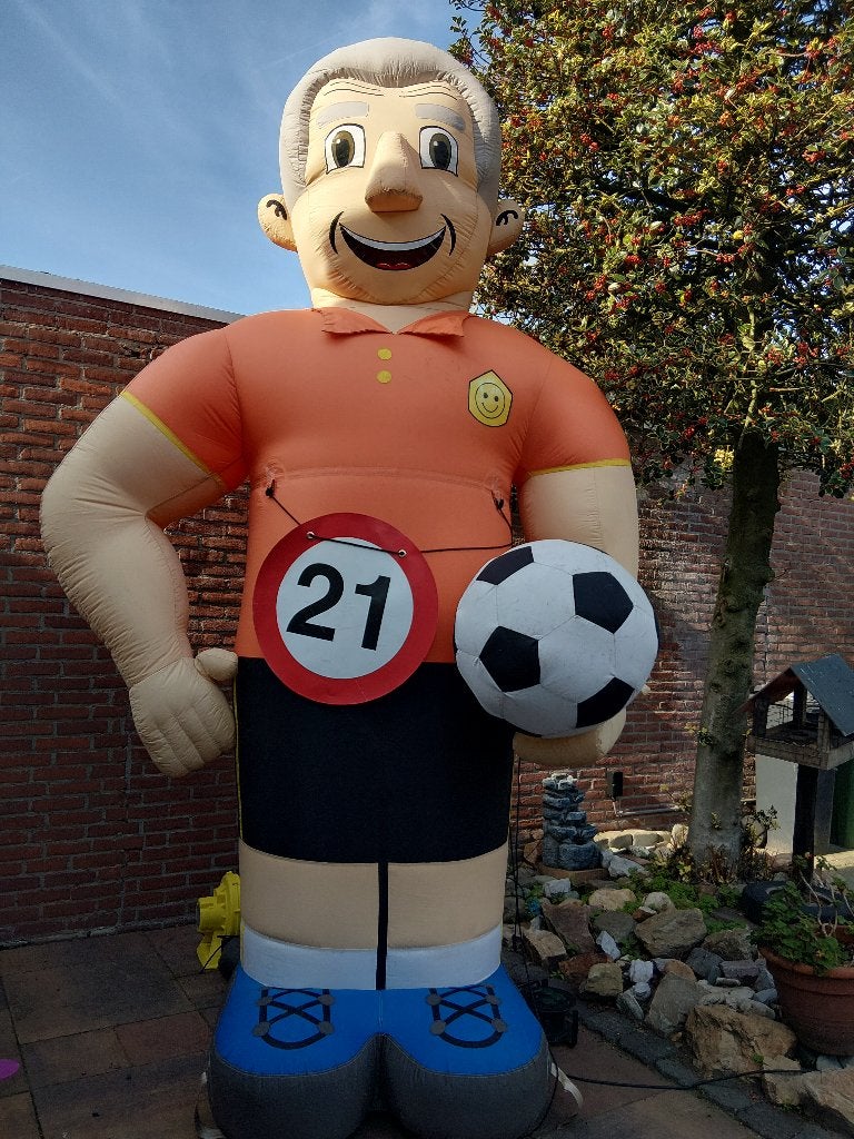 Voetballer / scheidsrechter, 3,5 m. hoog opblaasfiguur huren, Ophalen of Verzenden, Zo goed als nieuw, Verjaardag
