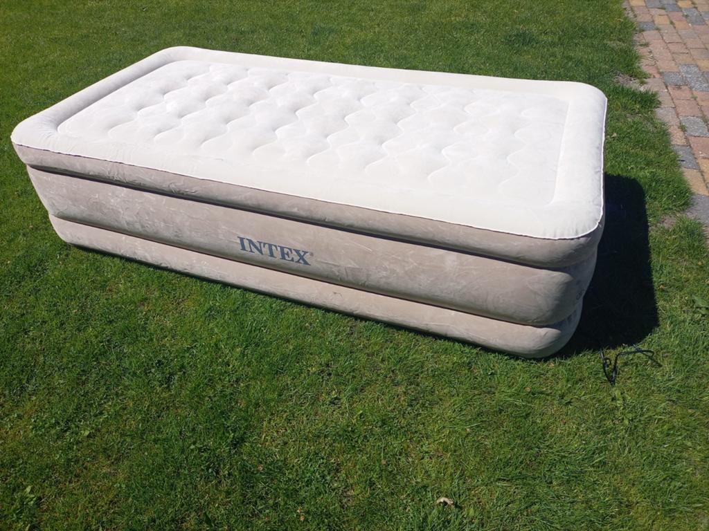 Intex twin ultra plush Luchtbed ., Ophalen, Ingebouwde pomp, Zo goed als nieuw, 1-persoons
