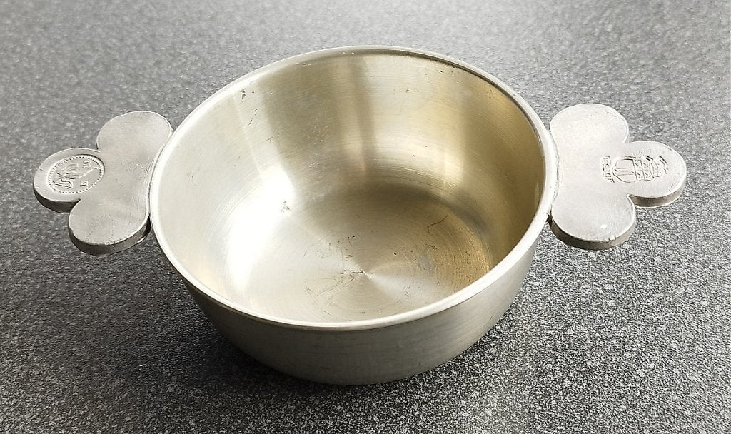 Tinnen schaaltje, twee decoratieve handvatten in goede staat, Antiek en Kunst, Ophalen of Verzenden