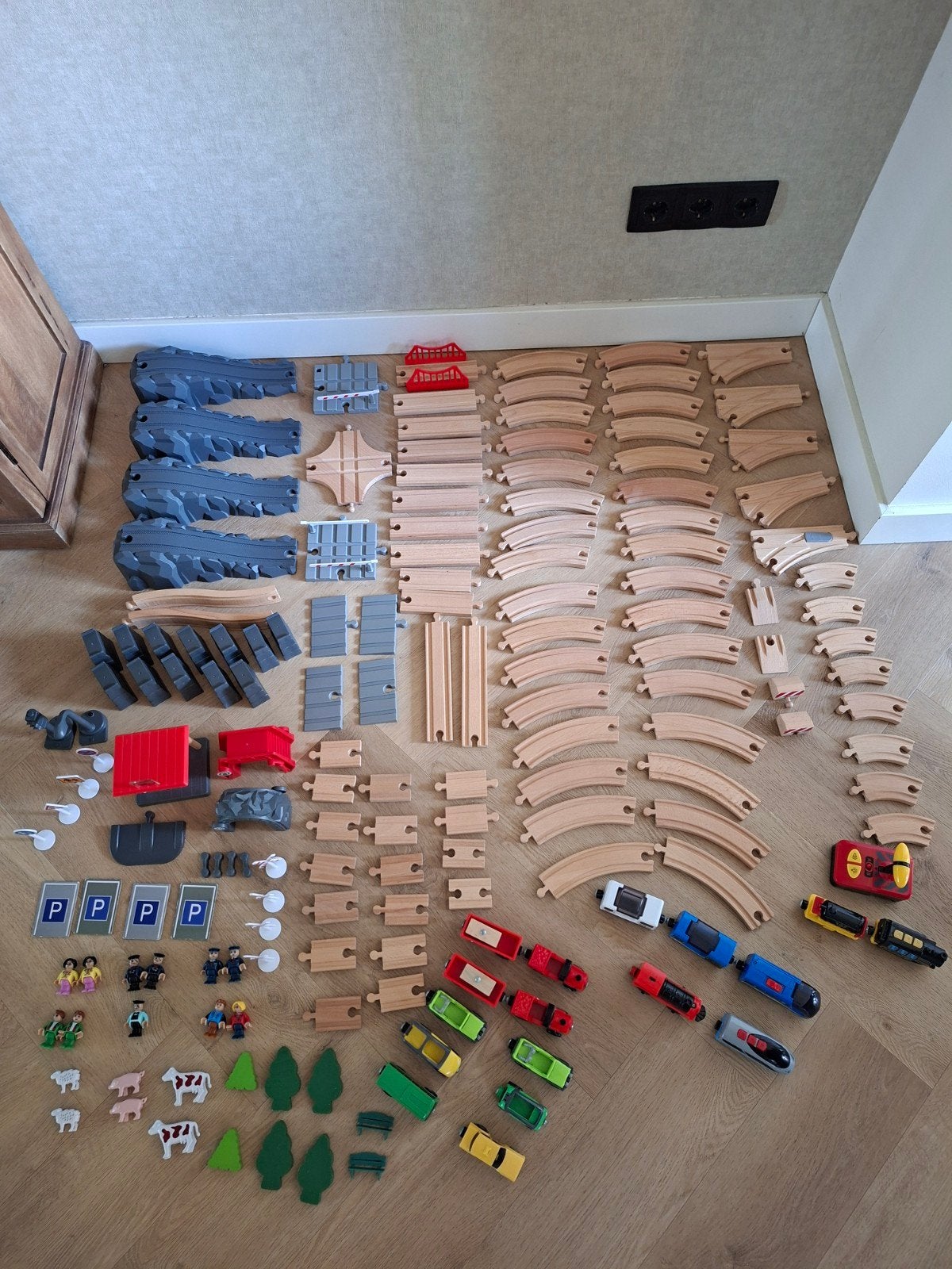 Houten treinbaan. Set met treinen, auto's en accessoires, Ophalen, Gebruikt
