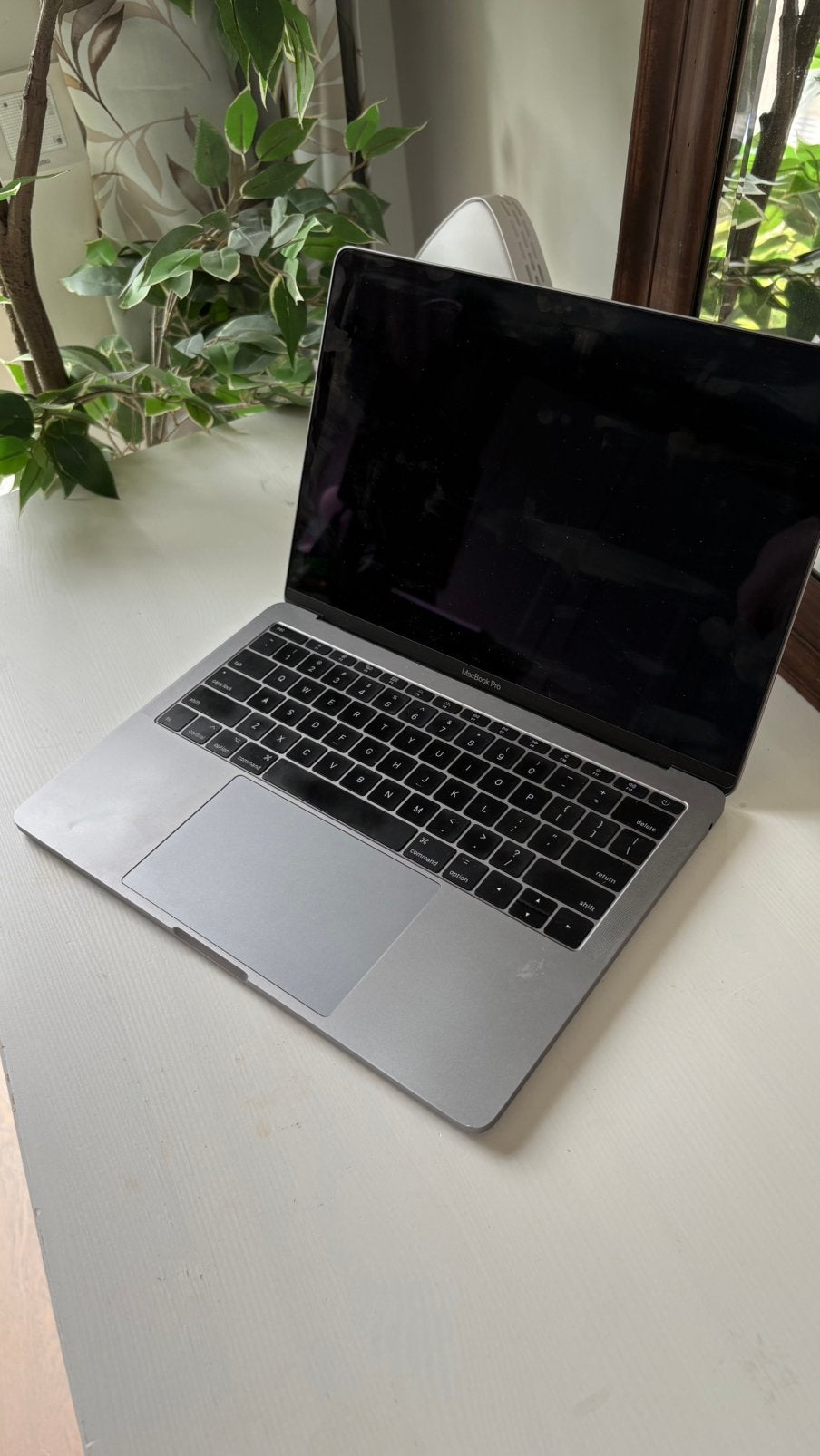 Goed werkende MacBook Pro met magenta gloed op scherm, MacBook Pro, Gebruikt, Qwerty, 8 GB