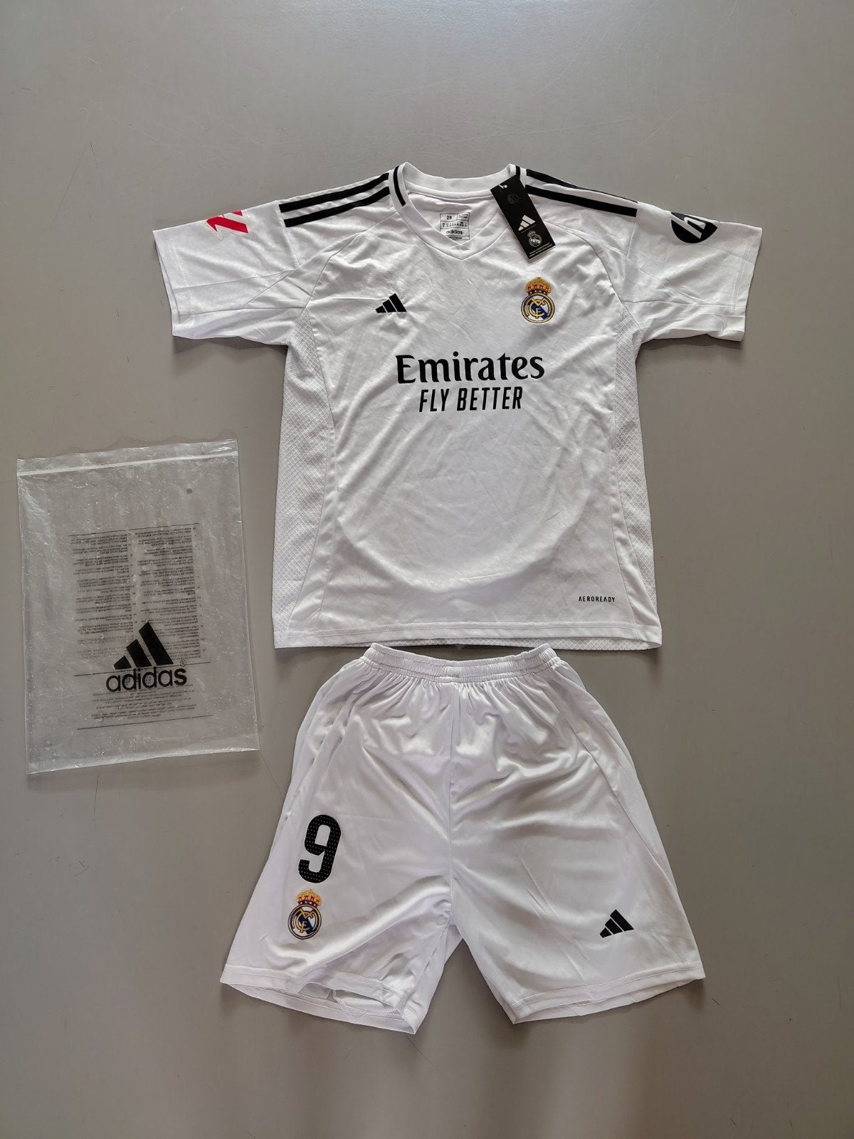 Nieuw Adidas Real Madrid tenue Mbappé - Maat 152-164, Maat S, Ophalen of Verzenden, Nieuw, Set