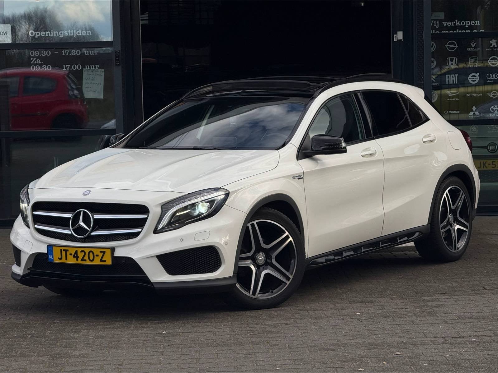 Mercedes-Benz GLA Gla180 1.6 Aut7 2016 Wit GLA45 AMG-LOOK, Auto's, Dealer onderhouden, 4 cilinders, 715 kg, 1200 kg