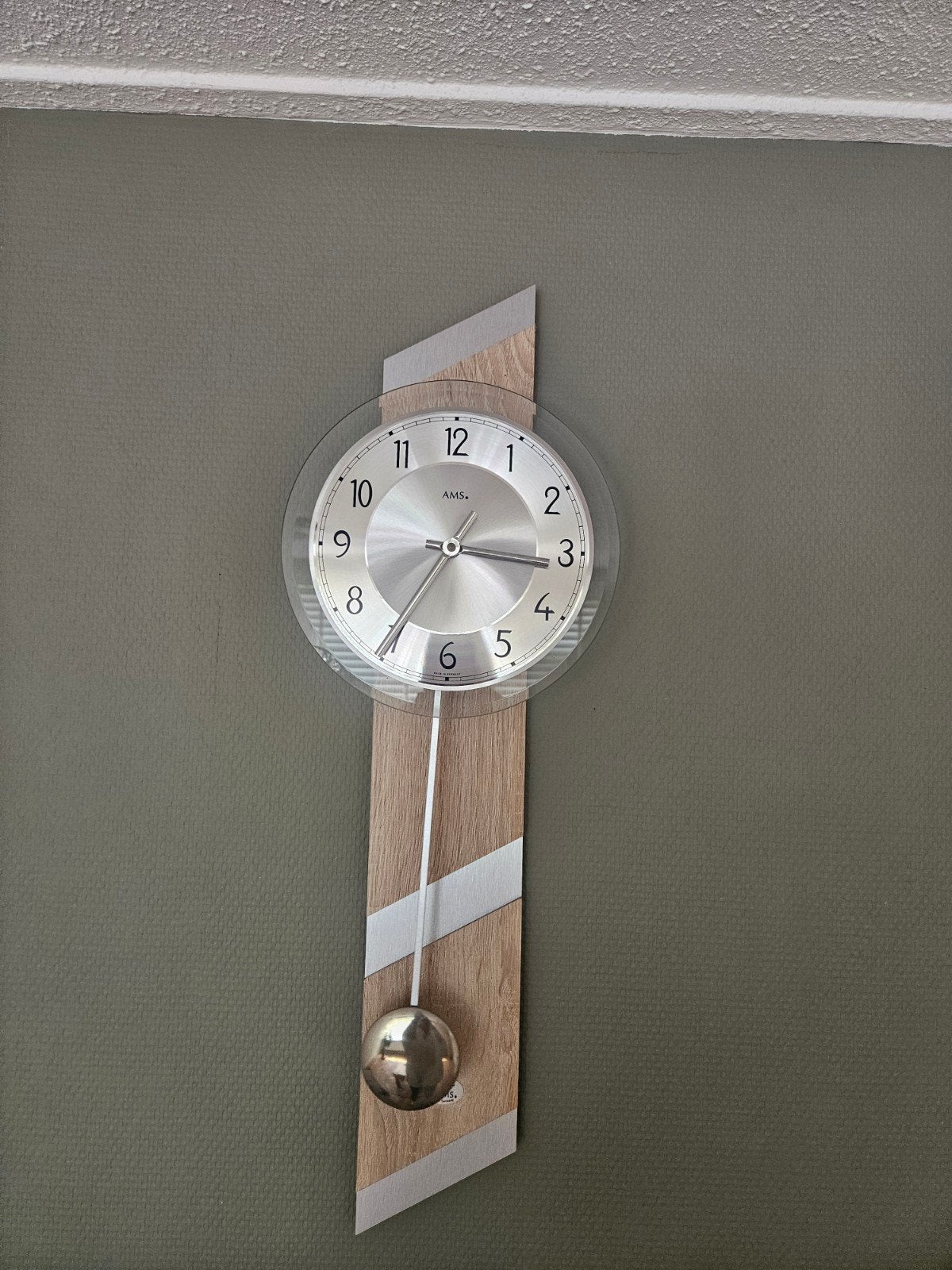 Moderne AMS wandklok met slinger, Ophalen, Zo goed als nieuw, Analoog, Wandklok