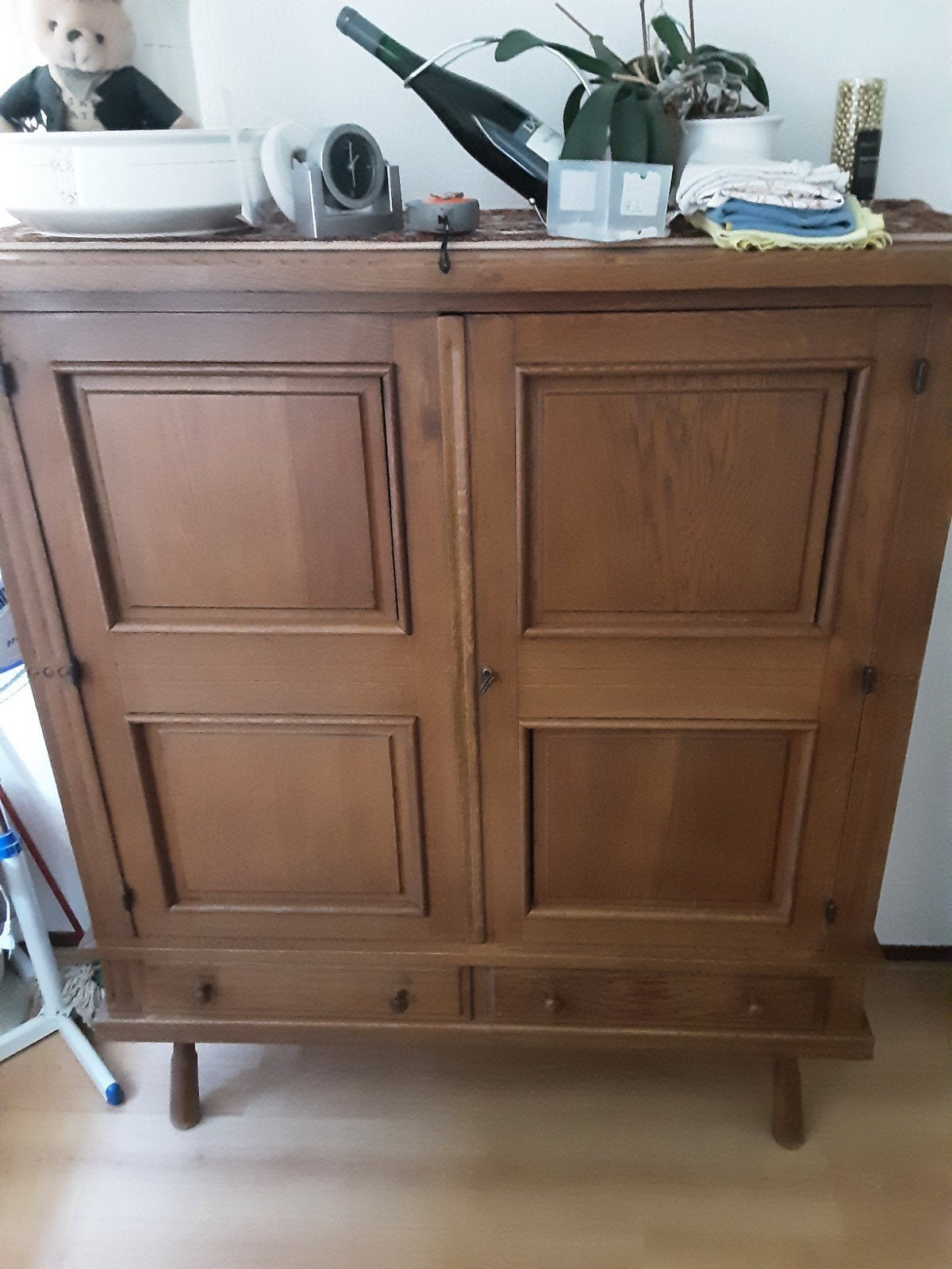 Gratis af te halen: Houten kast met 2 deuren en lades, Ophalen