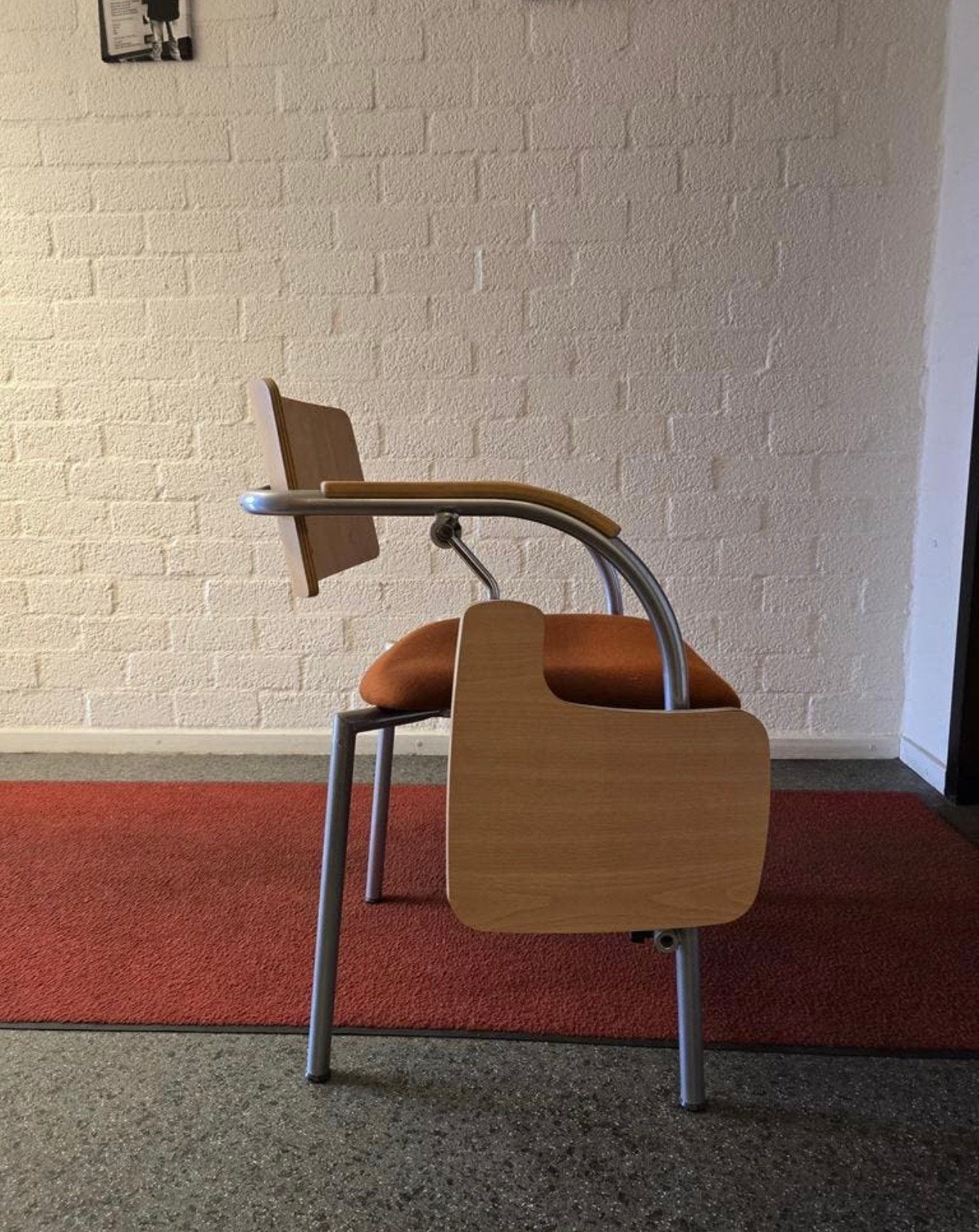 Collegezaal stoelen met schrijftablet / schoolstoelen 25x, Huis en Inrichting, Ophalen, Zo goed als nieuw, Bruin, Stof