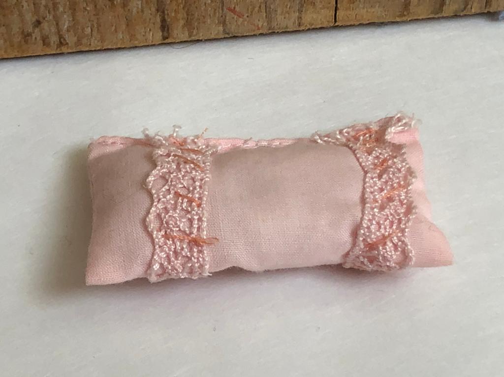 Lichtroze kussen met kant voor Barbie huis, Ophalen of Verzenden, Zo goed als nieuw, Toebehoren