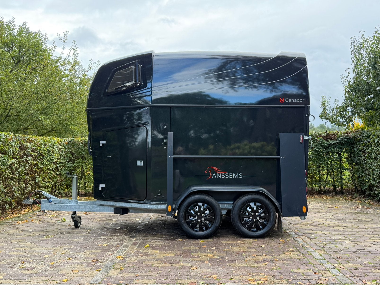 Top staat anssems ganador aluminium bodem met zadelkamer, Ophalen, Zo goed als nieuw, 2-paards trailer, TT paardentrailers